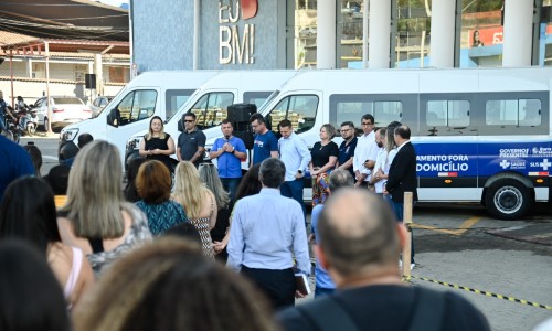 Prefeito de BM reforça compromisso com a saúde e entrega três novas vans para o TFD